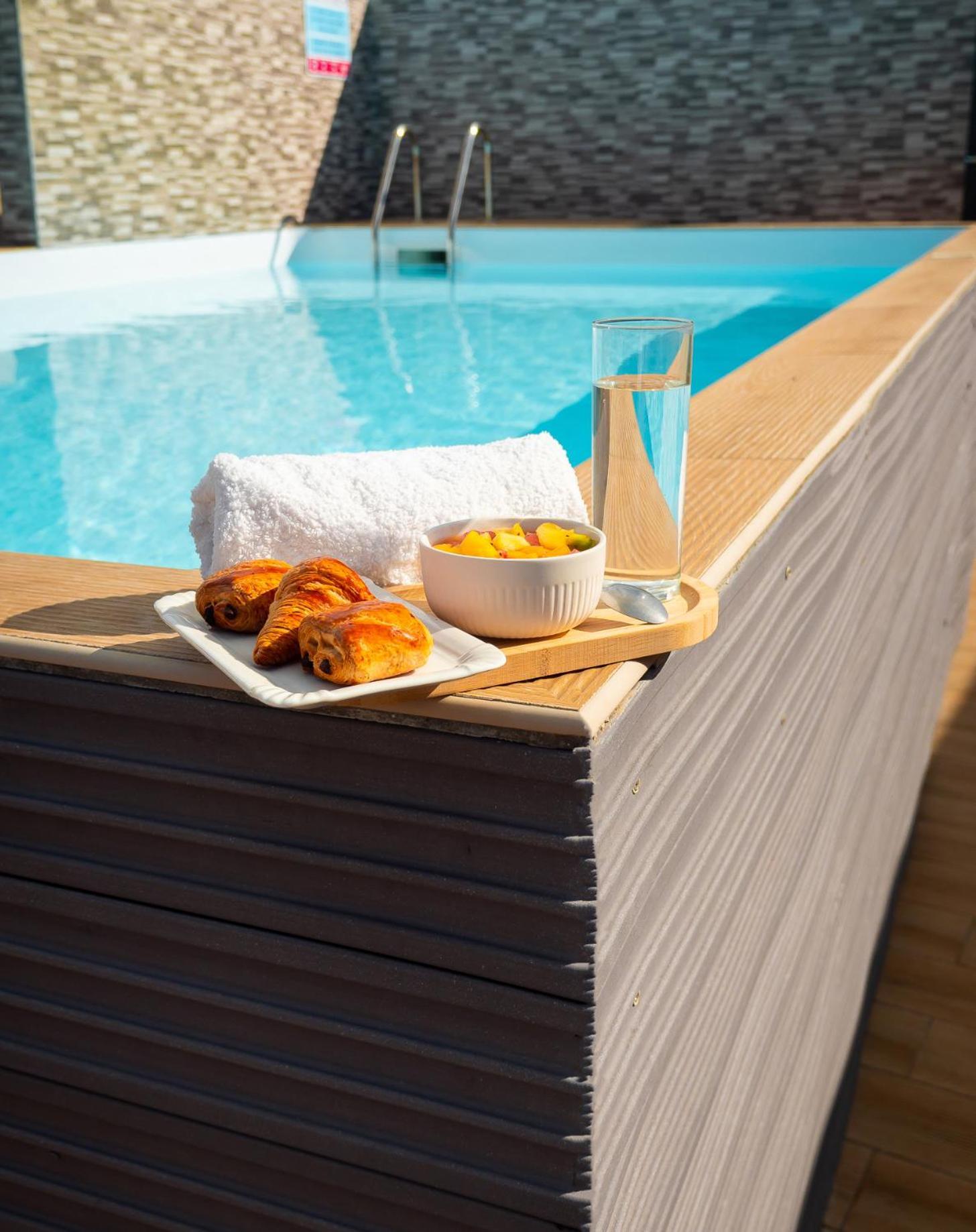 Evasion En Plein Coeur De La Ville T2 Jacuzzis Sauna Et Piscine Au Centre De Port-Louis Esterno foto
